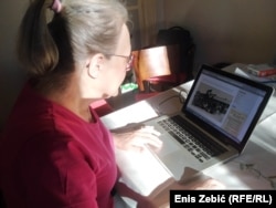 "Postojeći sadržaji na raznim internetskim stranicama većinom ne govore istinu o tom vremenu", priča Mataušić dok pokazuje internetsku stranicu virtualnog muzeja, 11. siječnja 2023.