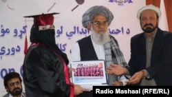 خوست کې د احمدشاه ابدالي د طب د لوړو زده کړو له موسسې څخه فارغه شوې يوه ډاکټره بری ليک تر لاسه کوي. د ۲۰۲۲ز کال د مارچ ۱۸مه