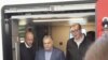 Premijer Mađarske Viktor Orban (u sredini) sa predsednikom Srbije Aleksandrom Vučićem, izlazi iz brzog voza kojim su se dovezli u Novi Sad, u subotu 19. marta. 