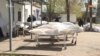 «Прийшов опізнати свого сина. Йому стріляли у шию, а потім у серце»: в Бучі родичі забирають тіла загиблих під час російської окупації
