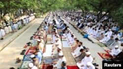 د پاکستان رویت هلال سرکاري او غیر حکومتي کمېټیو ویلي چې په هغه هېواد کې اختر د اپرېل پر ۲۲مه لمانځل کېږي - پخوانی انځور.