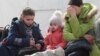 Сім'я з Маріуполя у пункті тимчасового розміщення у Безіменному. 1 травня 2022 року (ілюстраційне фото)