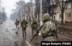 Військовослужбовці ЗС РФ у Лівобережному районі Маріїуполя, квітень 2022 року