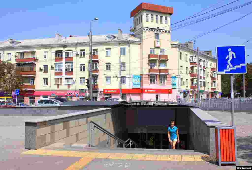 До: центр Маріуполя, міста в Донецькій області, де колись проживали приблизно 420 000 людей, сфотографований у 2019 році. Після: те саме маріупольське перехрестя, сфотографоване у квітні 2022 року, після захоплення міста російськими військами