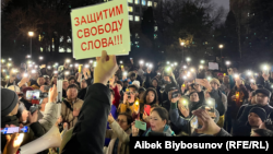 Участники марша в поддержку свободы слова. Бишкек. 25 ноября 2022 года.