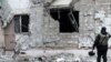 «Це справи про вбивства цивільних осіб, руйнування майна, катування, незаконне позбавлення волі та порушення імунітету комбатанта» (ілюстраційне фото: військовий прокурор оглядає пошкоджену будівлю, Херсон, 1 грудня 2022 року)