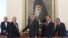 Проф. Николай Габровски (вляво) се ръкува с лидера на ДПС Мустафа Карадайъ в началото на срещата 