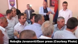 Nakon tuče odbornika, sednica je prekinuta do daljeg.