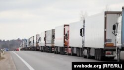 Большасьць грузавікоў чакаюць уезду ў Літву. Ілюстрацыйнае фота