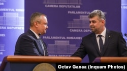 Liderii Coaliției au ajuns la o înțelegere privind piața de energie, care urmează să fie semi-reglementată, iar prețul maximal per kwh să fie de 1,3 lei. Imagine cu premierul Nicolae Ciucă (stânga) și președintele PSD, Marcel Ciolacu (dreapta)