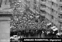 Bucureștenii se adunau în Piața Universității.