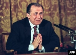 Ion Iliescu, al doilea președinte al României, vorbește presei, la București, pe 20 iulie 1990, la o lună după ce este ales în funcție prima oară. Avea să mai exercite atribuțiile de șef al statului în perioadele 1992-1996 și 2000-2004.