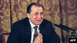 Imagine de arhivă în care președintele României, Ion Iliescu, vorbește presei, la București, pe 20 iulie 1990, la o lună după ce a fost învestit în funcție, și pledează pentru ca „lumea din afară să ne înțeleagă cu slăbiciunile și rănile noastre moștenite de la dictatori.”