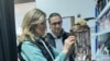 Jelena Miljković (levo), žrtva porodičnog nasilja, i Snežana Jovanović, (desno), direktorka Nacionalnog ansambla "Venac", koja je angažovala Jelenu da održava prostorije Ansambla, april 2022.