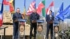 Premierul Belgiei, Alexander de Croo, alături de președintele Iohannis și premierul Ciucă, la baza militară NATO, Mihail Kogălniceanu. Belgia a fost una dintre primele state din Uniunea Europeană care a trimis ajutoare Ucrainei, inclusiv în echipamente militare și armament. 