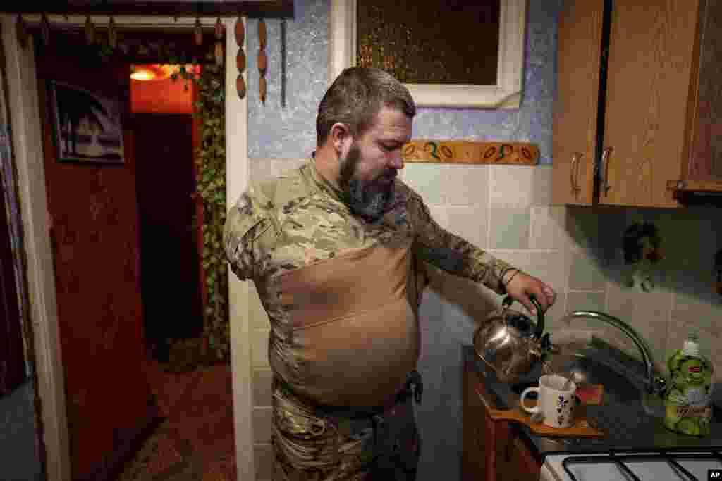 Олександр Жалінський – боєць полку «Азов». Восени 2023 року він потрапив під обстріл і втратив руку. Жилінський виявився єдиним із його тпобратимів, коиу пощастило тоді вижити. Після реабілітації Жалінський повернувся на фронт як водій.