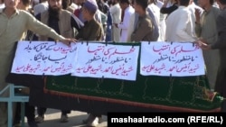 مظاهره چيانو د وژل شويو کسانو مړي د ځان سره ليږدول