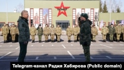 Радий Хабиров (слева)