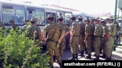 The effort to draft university students in the army comes amid the autumn military call-up season. During the twice-a-year enlistment campaigns, recruiters often patrol streets, airports, and schools for conscription-age men. (file photo)