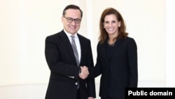 O‘zbekiston Prezidenti Administratsiyasi rahbarining o‘rinbosari Komil Allamjonov AQSh Davlat kotibining yordamchisi Elizabet Tryudo bilan. Toshkent, oktabr, 2022-yil.