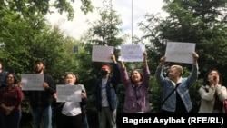 Активисты «Oyan, Qazaqstan» пришли в отделение полиции, чтобы выразить поддержку Темирлану Енсебеку в Алматы. 15 мая 2021 года.