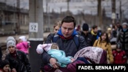 Краматорск шаарынан эвакуацияланган тургундар. Украина, 4-апрель, 2022-жыл.