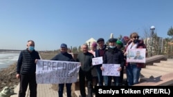 Активисты проводят акцию на берегу реки Ишим с призывом освободить Ербола Есхожина. Нур-Султан, 14 апреля 2021 года.
