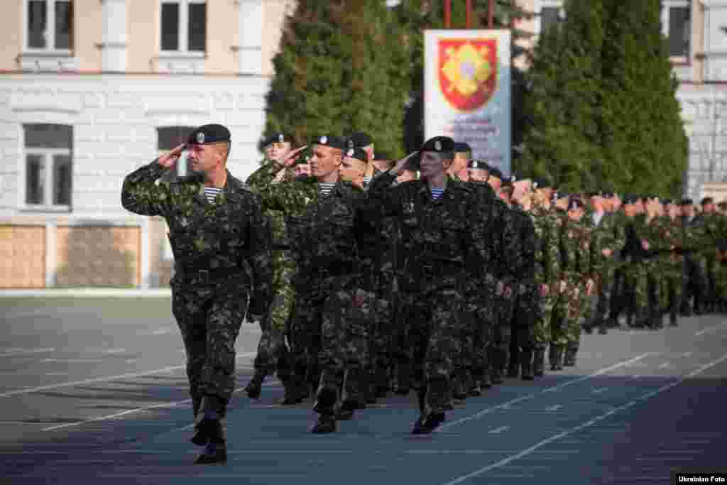 27 марта исполняющий обязанности министра обороны Михаил Коваль встретился с морскими пехотинцами, которые прибыли из Крыма. Пехотинцев разместили сейчас в Президентском полку. 