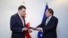 Еврокомиссар по вопросам расширения и политике соседства Оливер Вархеи передал главе МИД Грузии Илье Дарчиашвили опросник для начала переговоров по вступлению в ЕС