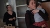Yulia Shchepak smiruje sina sestre Lude. Sestre izbjegle sa četvero djece iz Ukrajine mjesec dana su Varšavi, 9. april 2022.
