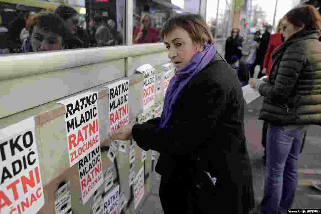 Protest je organizovan i u znak podsećanja na antiratnu kampanju Milana Mladenovića - jednog od najpoznatijih rok muzičara bivše Jugoslavije Milana i lider benda "Ekatarina Velika". Učestvovao je u antiratnim kampanjama početkom devedesetih i podigao glas protiv rata sa još nekoliko muzičara pesmom "Mir brate mir". (na fotografiji: aktivistkinja Staša Zajović lepi nalepnice na grafit)