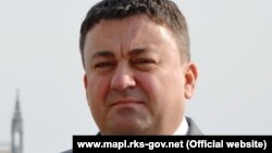 Ivan Todosijević (na fotografiji) je na izdržavanje kazne trebao da se javi 6. oktobra a iz Osnovnog suda u Prištini nije precizirano do kada mu je ovaj rok produžen.