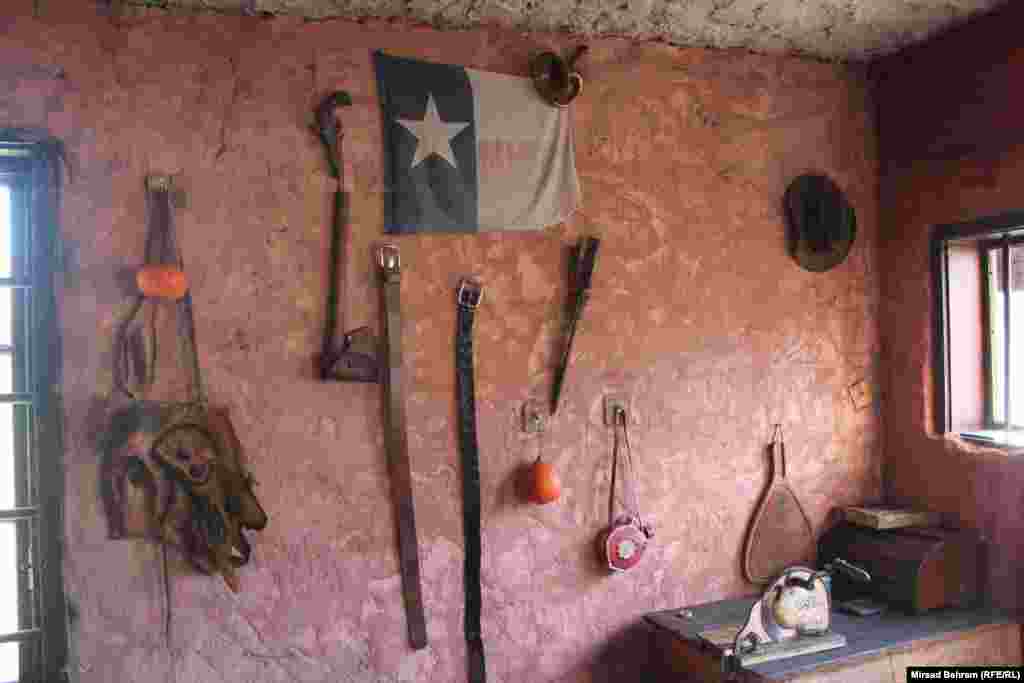 Unutrašnjost kantine "Alamo". Među eksponatima je i zastava savezne države Teksas, koja je poznatija kao Lone Star State, odnosno država sa jednom zvjezdicom na zastavi. 