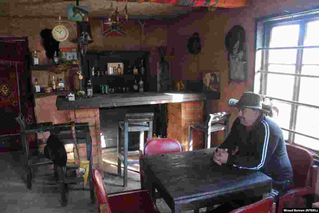 Željko Kvesić u unutrašnjosti kantine "Alamo", gdje su izloženi brojni predmeti koje su koristili kauboji u svakodnevnom životu.