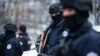Kosovski policajci patroliraju područjem u sjevernom dijelu Mitrovice, Kosovo, 13. decembra 2022. 