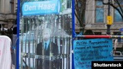 Slika ruskog predsednika Vladimira Putina u zatvorskoj ćeliji tokom protesta ispred ambasade Rusije u Nemačkoj, Berlin, 31. decembar 2022.