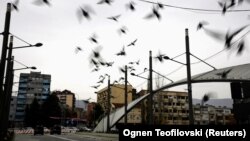 Golubovi preleću most na reci Ibar u Mitrovici, koji spaja severni deo podeljenog grada, pretežno naseljen Srbima, sa južnim, čiji su stanovnici najvećim delom Albanci, novembar 2022.