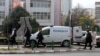 Policija ispred gimnazije "Josip Broz" nakon jedne od dojava o bombi, Skoplje, decembar 2022.
