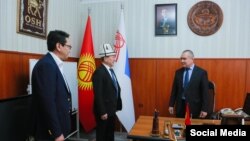 Новый мэр города Оша Бакытбек Жетигенов в рабочем кабинете, бывший градоначальник Алмаз Мамбетов − крайний слева.