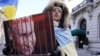 Під час акції проти агресії Росії щодо України біля російського консульства в Нью-Йорку. Напис на плакаті англійською мовою: «Заарештуйте цього фашиста» (архівне фото)