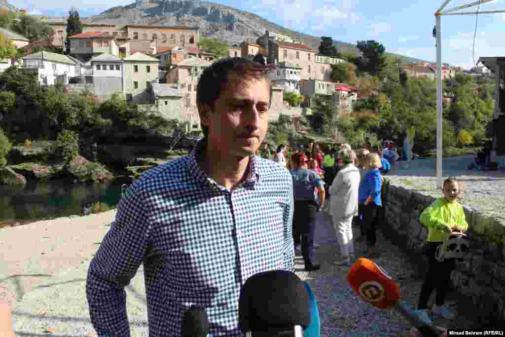 "Mislimo da će se ova poruka preliti i na šire područje Bosne i Hercegovine", rekao je projekt menadžer NDC-a, Vernes Voloder iz mostarskog Nansen dijalog centar (NDC), koji je organizovao Ples prijateljstva. NDC u Mostaru se od ranije kroz niz projekata zalaže za prevazilaženje segregacije u obrazovanju.