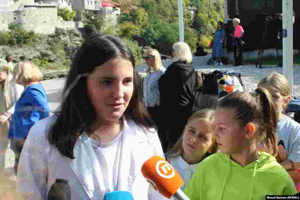 "Puno sam novih prijatelja upoznala, svi smo plesali sa smijehom i radosti", kazala je učenica Osnovne škole Ivana Gundulića Mostar, govoreći o učešću u projektu Plesa prijateljstva.
