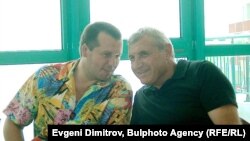 Ilija Pavlov (lijevo) iz bivše Multigroup i Nikolaj Valkanov (desno) na otvaranju kompleksa Paradise Beach kod Svetog Vlasa na bugarskoj obali, 29. jula 2002.