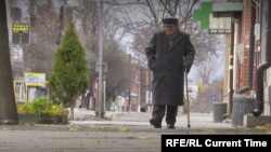 The Ukrainian town of Vovchansk is now largely deserted, with businesses boarded up and the few remaining civilians struggling to get by.