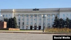 Будівля Херсонської держадміністрації без російського прапора