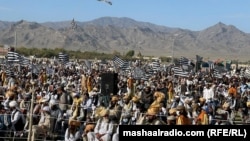 د جمعیت علمای اسلام (ف) پلویان په واڼه کې د یوې جلسې پر مهال د ګوند بیرغ رپوي - پخوانی انځور.