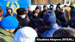 Водители задают вопросы сотруднику полиции, который рядом со стадионом проводил республиканскую акцию «Безопасная дорога». Семей, 8 ноября 2021 года.