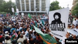 د تحريک لبیک غړي د مظاهرې په مهال 