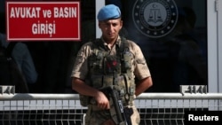 Ministarstvo pravde za RSE je navelo da je iz Srbije izručenje odobreno za pet lica i da su svi oni isporučeni Turskoj (na fotografiji turski vojnik ispred zatvorskog i sudskog kompleksa Silivri kod Istanbula)