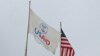 USAID-ისა და აშშ-ის დროშები შეერთებული შტატების საერთაშორისო განვითარების სააგენტოს შტაბ-ბინის წინ. ვაშინგტონი, 3 თებერვალი, 2025.